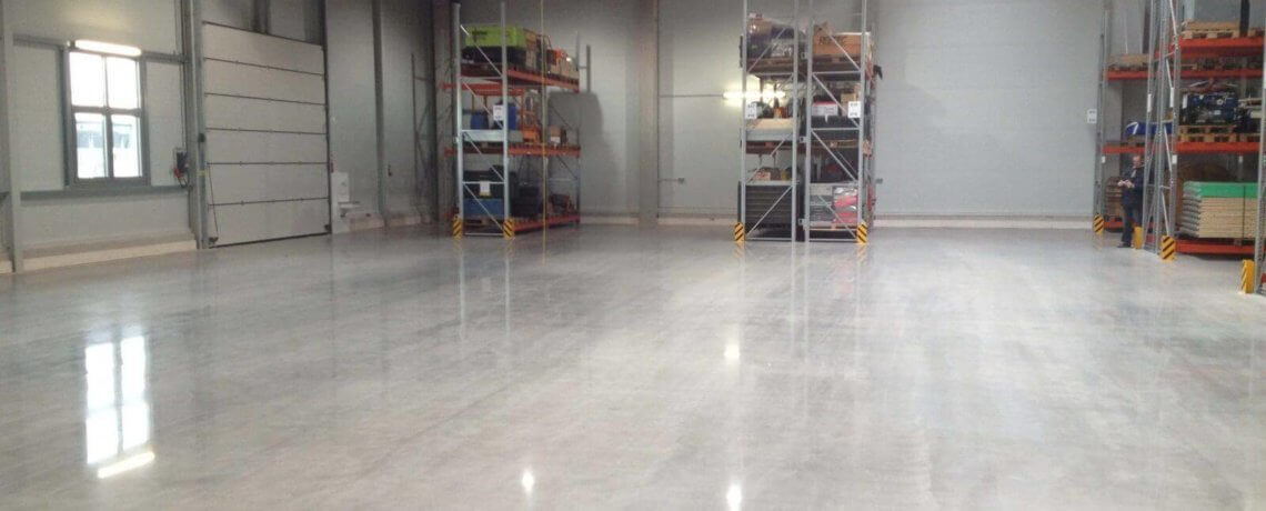 Suelo liso de hormigón pulido en una nave industrial — Paviban