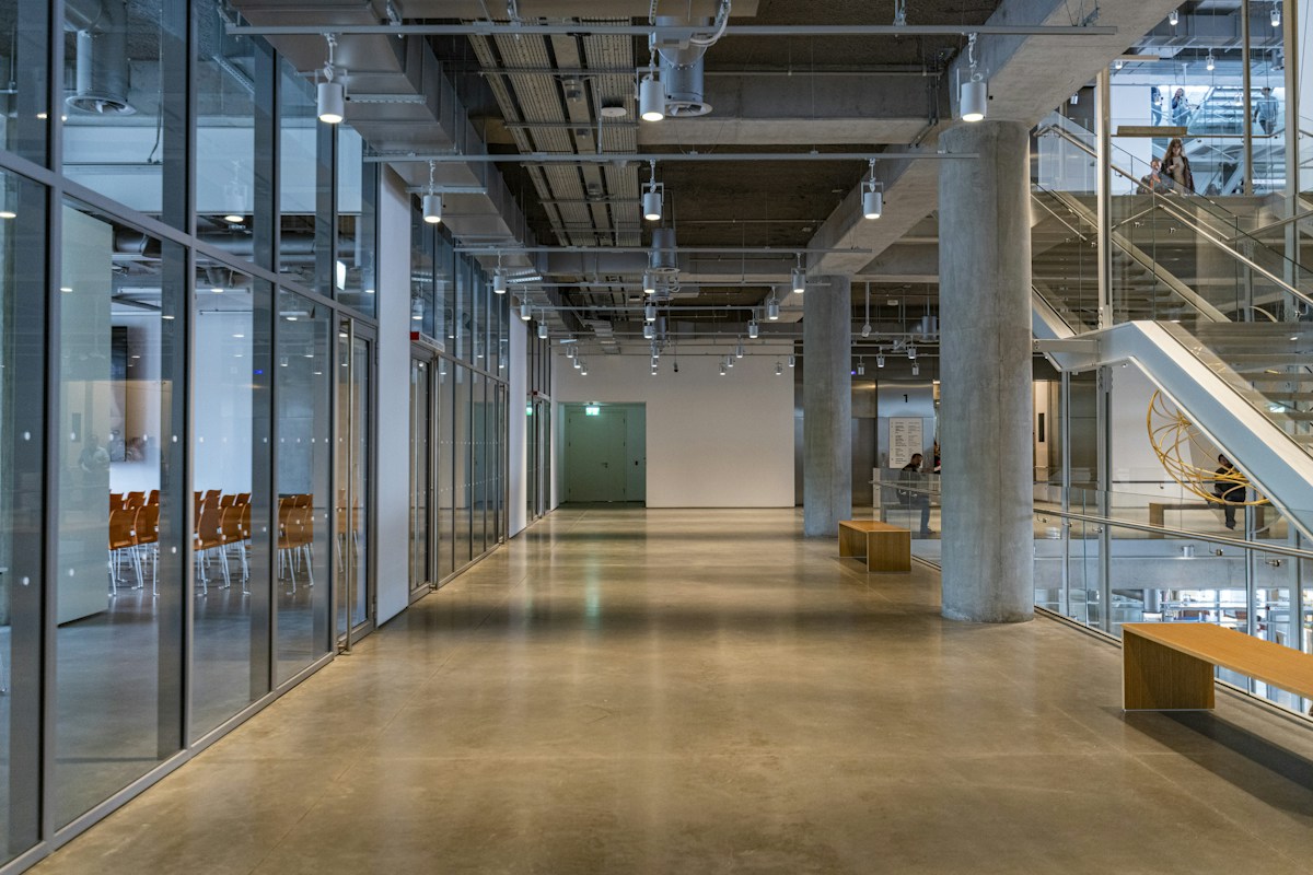 Interior con hormigón pulido — imagen de referencia